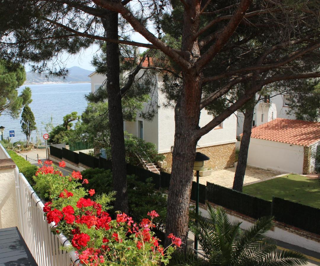 Luxury 4 Bed Apartment On Coastal Footpath At Cap Ras Llanca Exterior photo